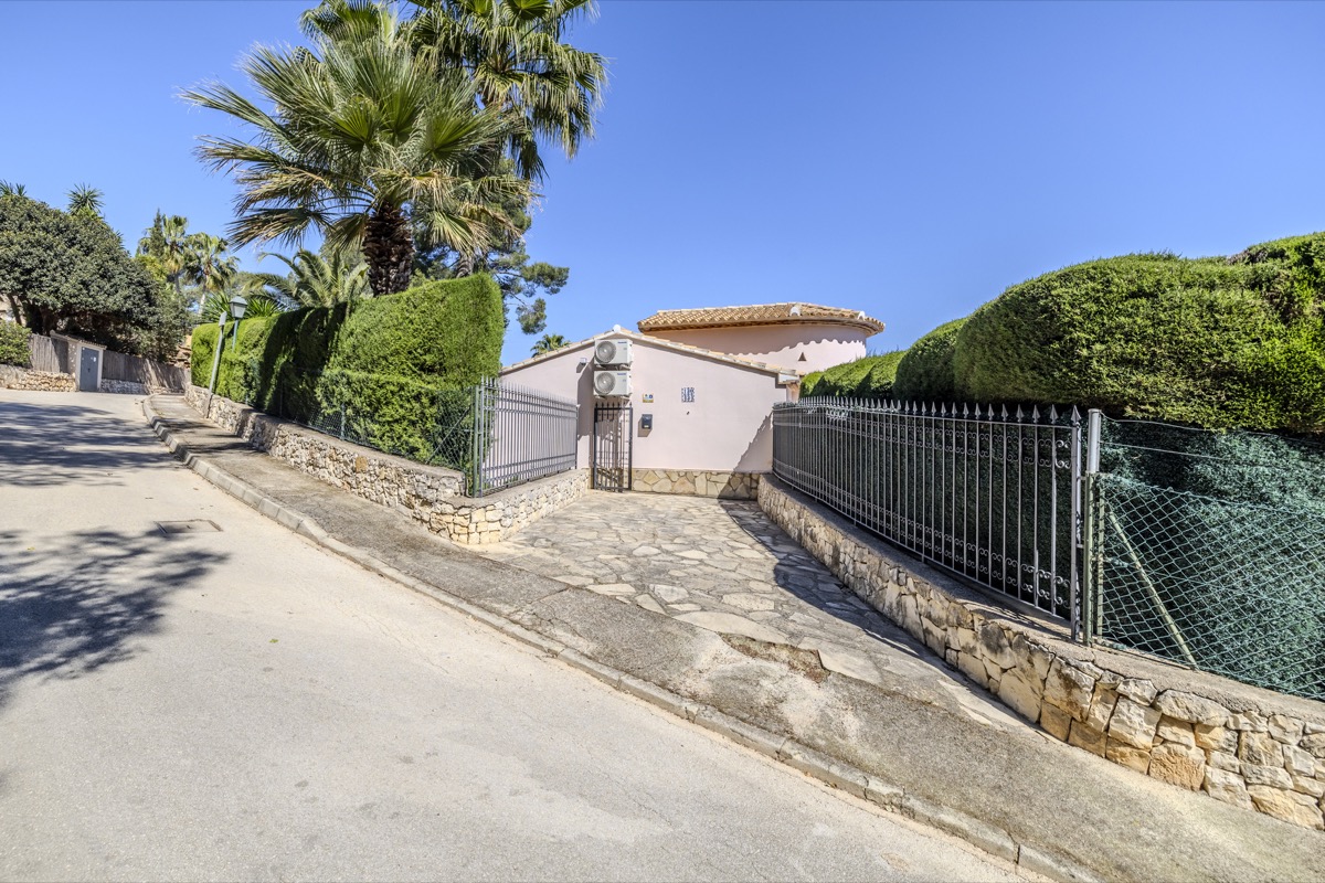 VILLA CON MUCHO ENCANTO EN VENTA EN LA SELLA CON PRECIOSAS VISTAS 