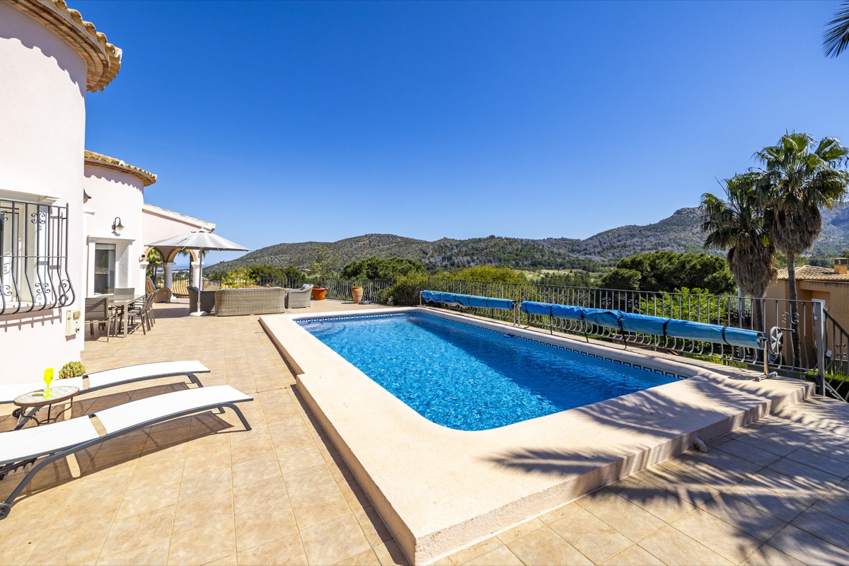 VILLA CON MUCHO ENCANTO EN VENTA EN LA SELLA CON PRECIOSAS VISTAS 