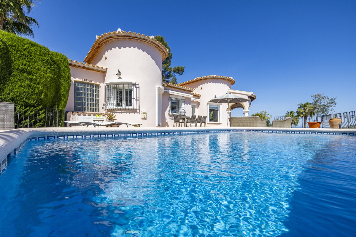 VILLA CON MUCHO ENCANTO EN VENTA EN LA SELLA CON PRECIOSAS VISTAS 