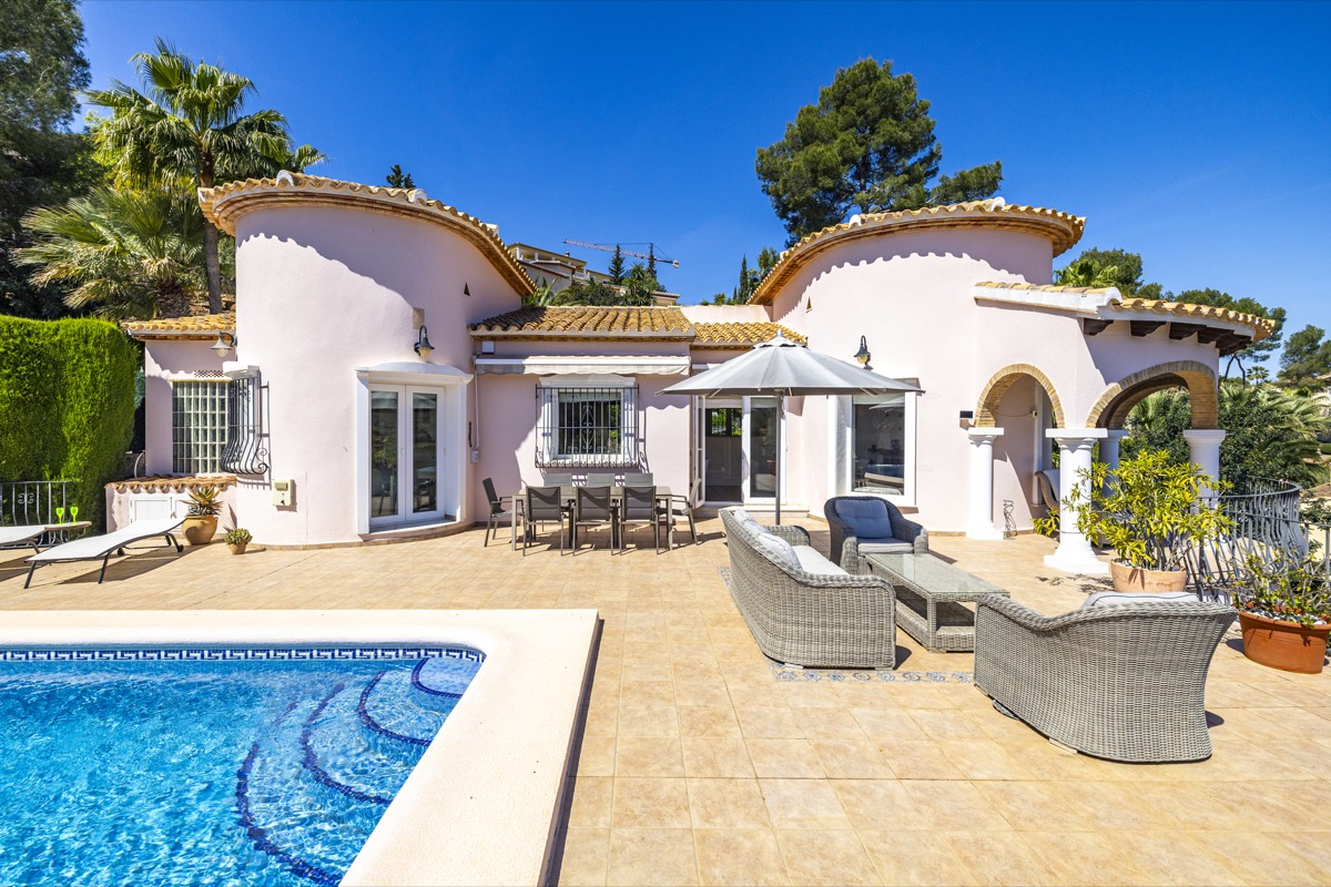 VILLA CON MUCHO ENCANTO EN VENTA EN LA SELLA CON PRECIOSAS VISTAS 