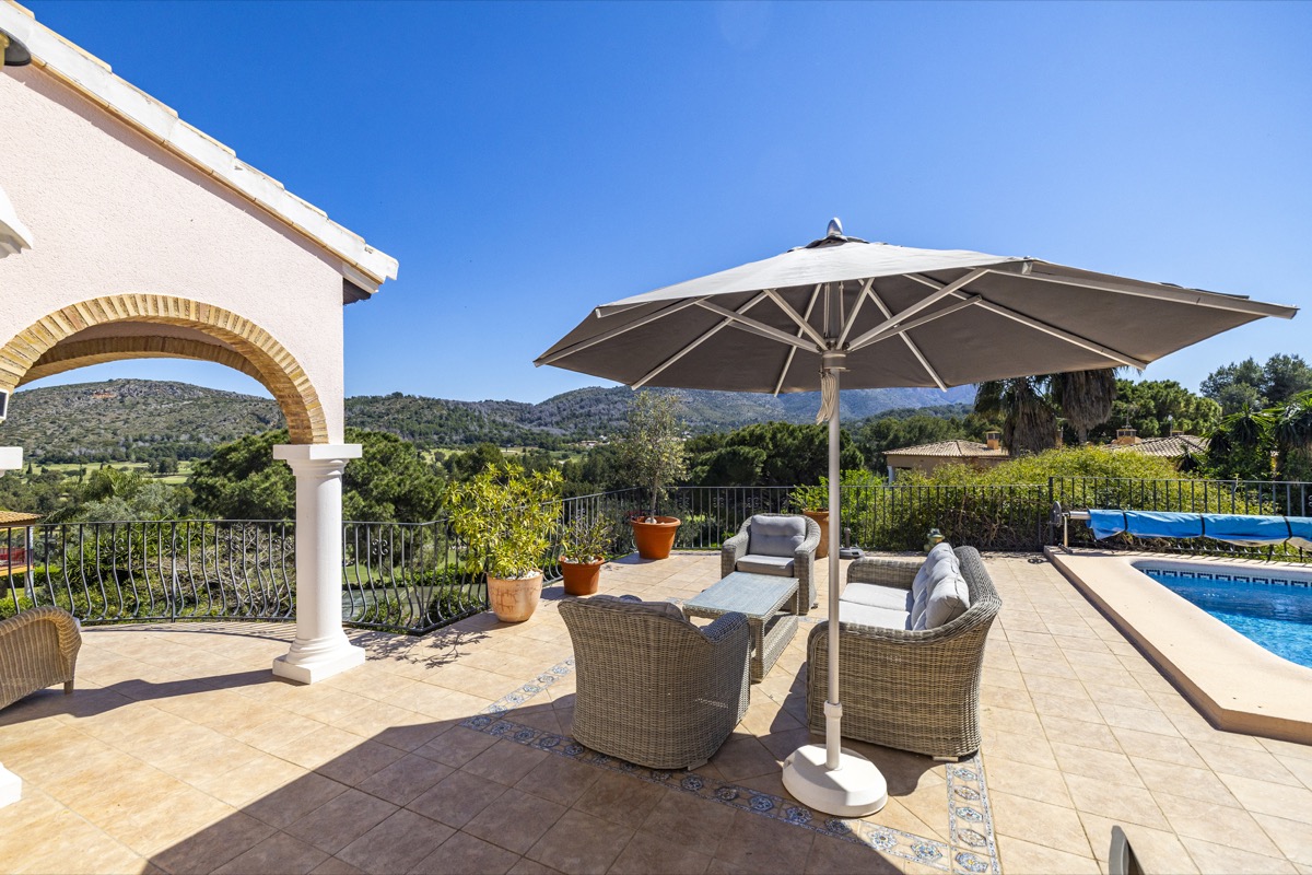 VILLA CON MUCHO ENCANTO EN VENTA EN LA SELLA CON PRECIOSAS VISTAS 