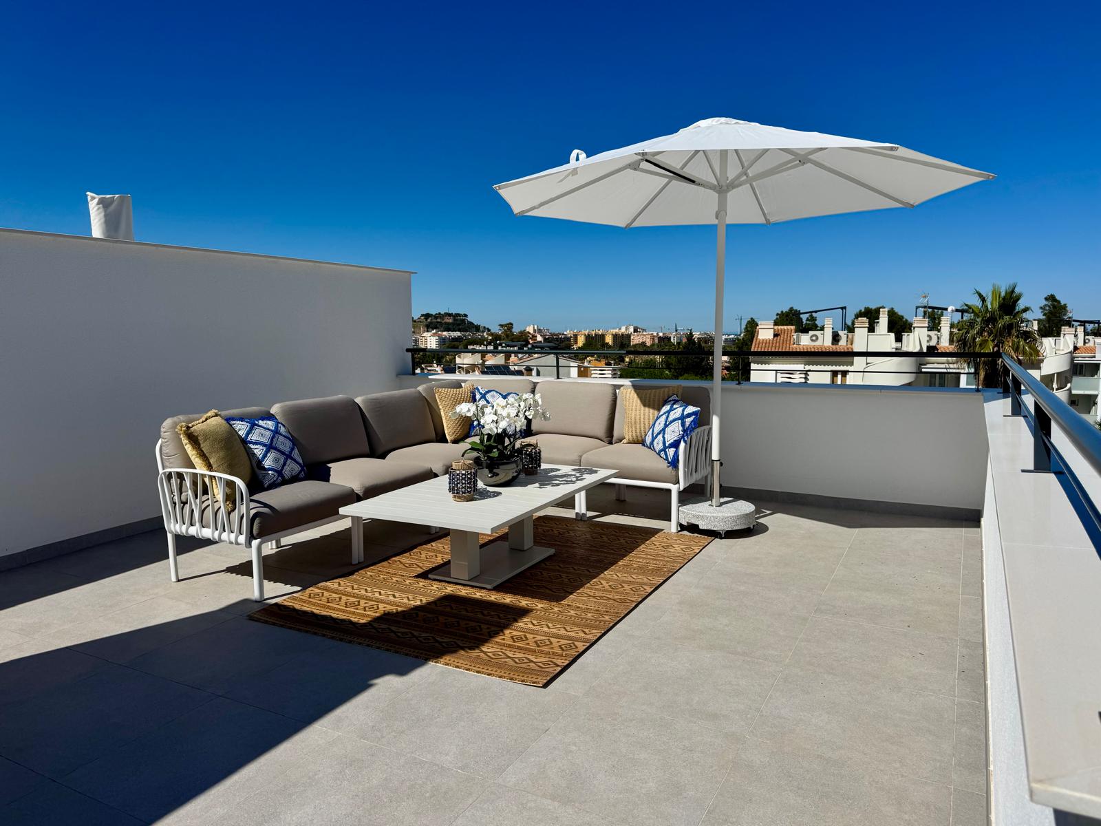 Vivienda contemporánea de lujo con una espectacular terraza en la azotea y a escasos pasos del centro de Dénia