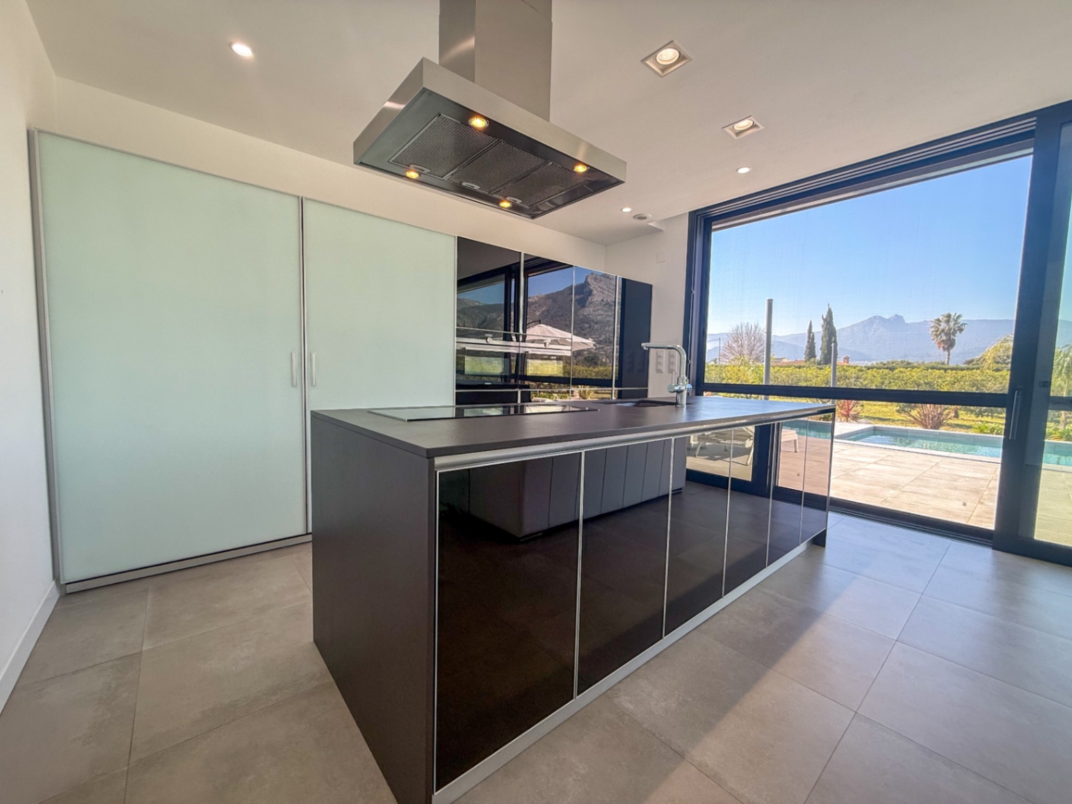 Villa moderna en venta  en Tormos
