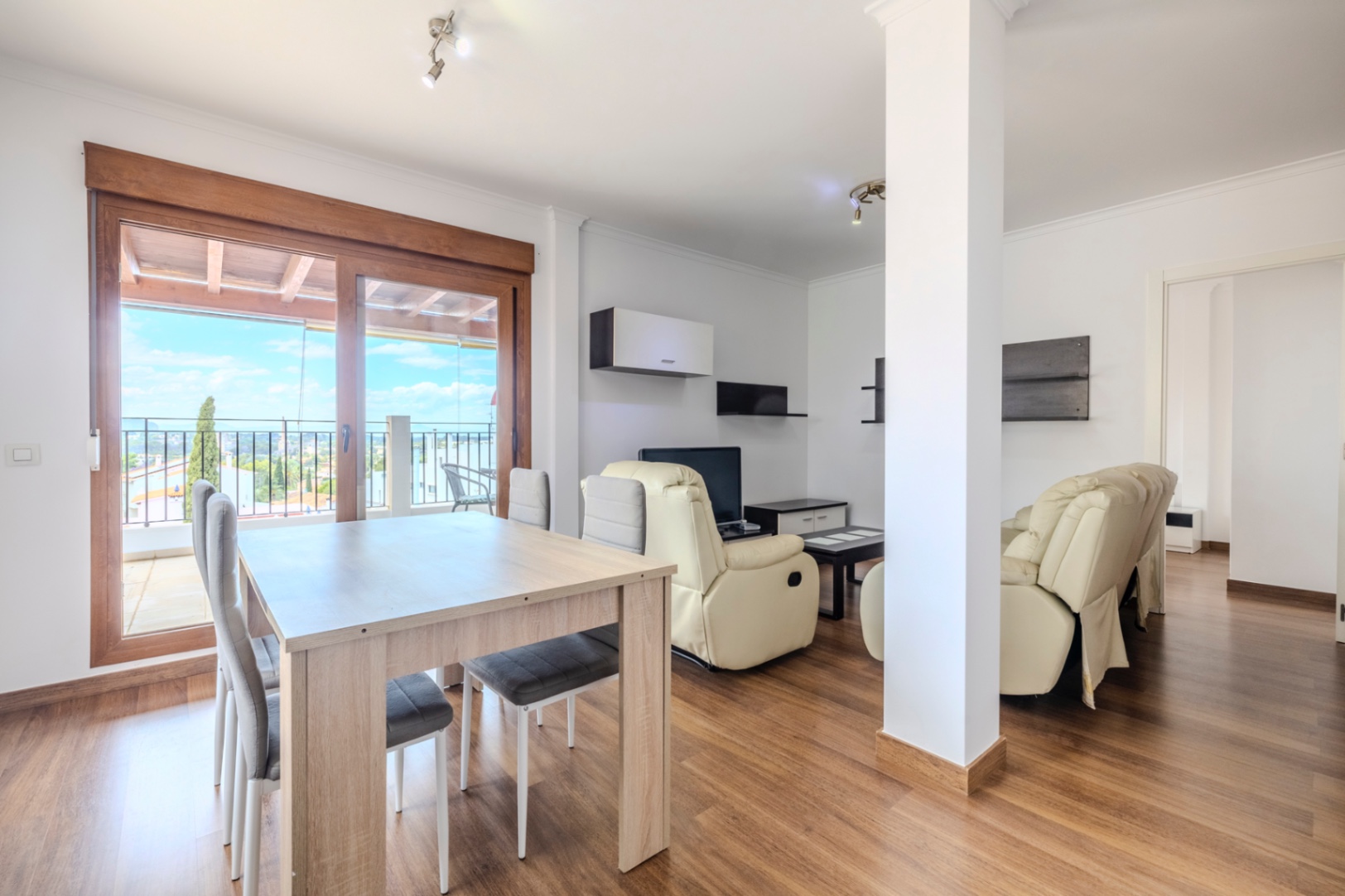 Bonito ático en venta en La Pedrera con vistas panorámicas.