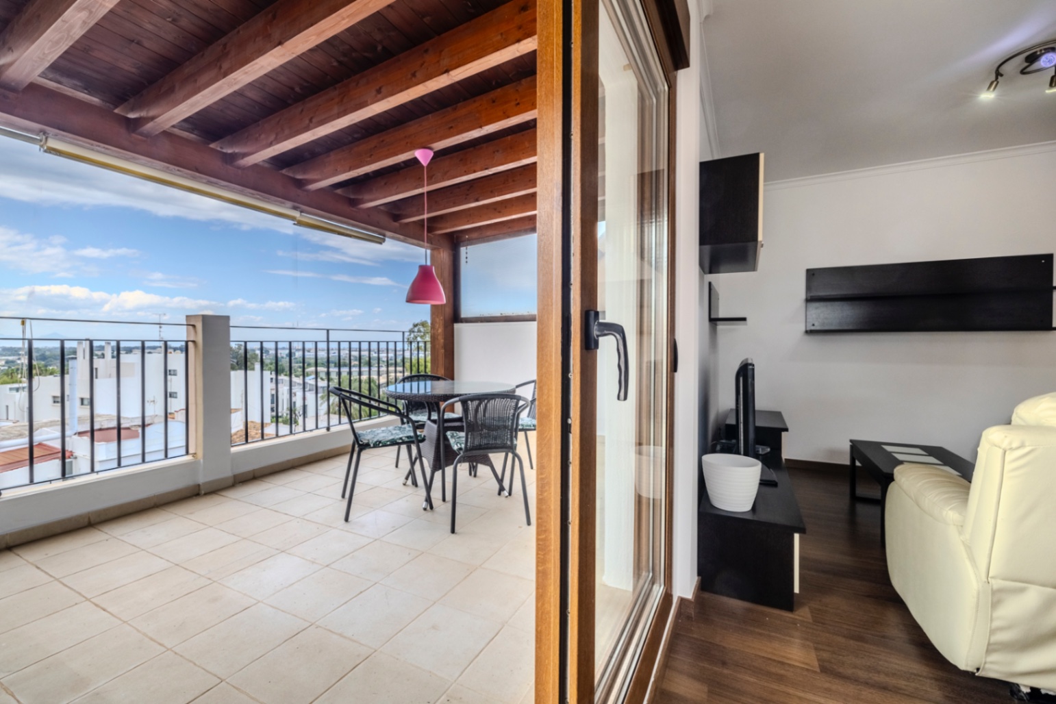 Bonito ático en venta en La Pedrera con vistas panorámicas.