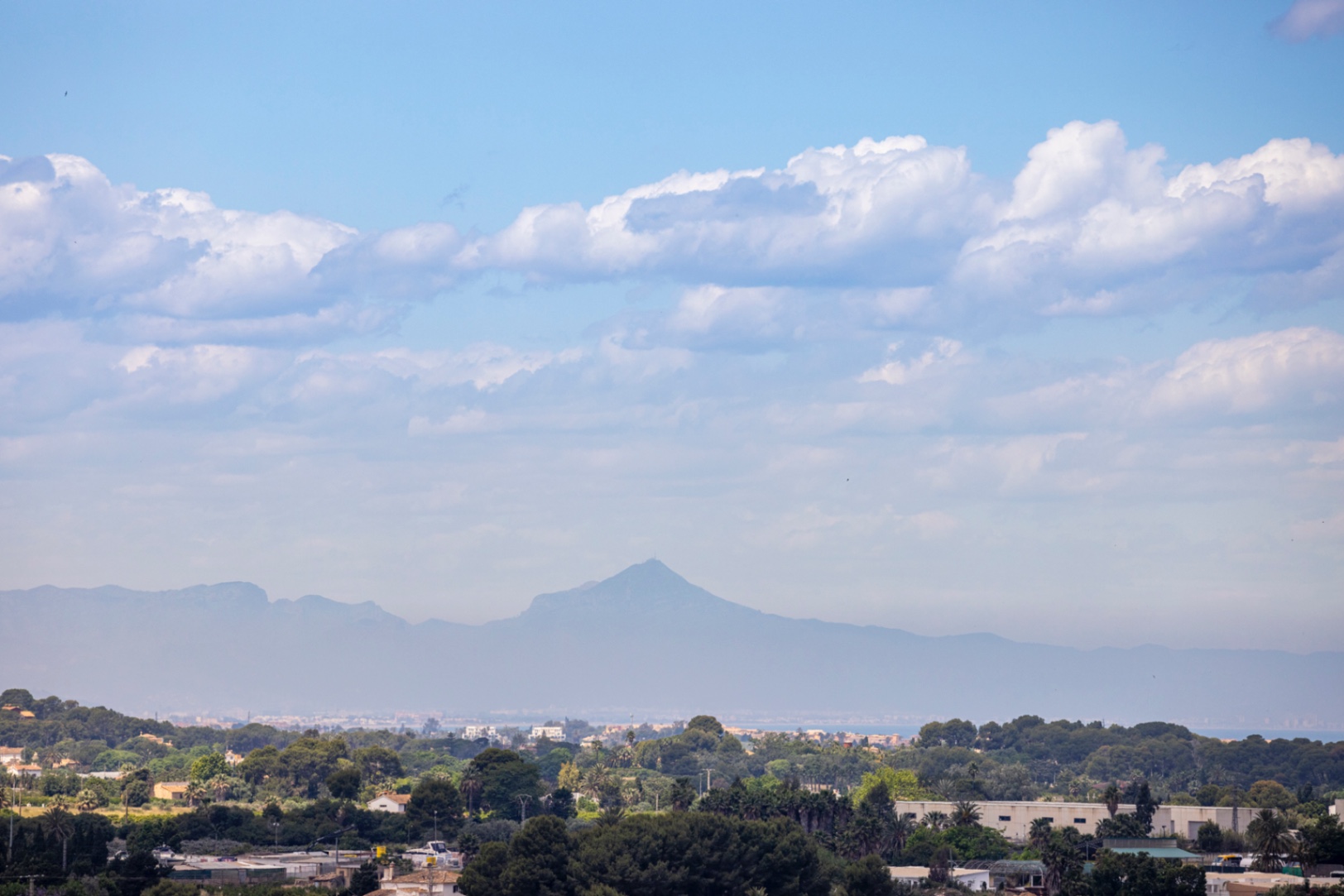 Bonito ático en venta en La Pedrera con vistas panorámicas.