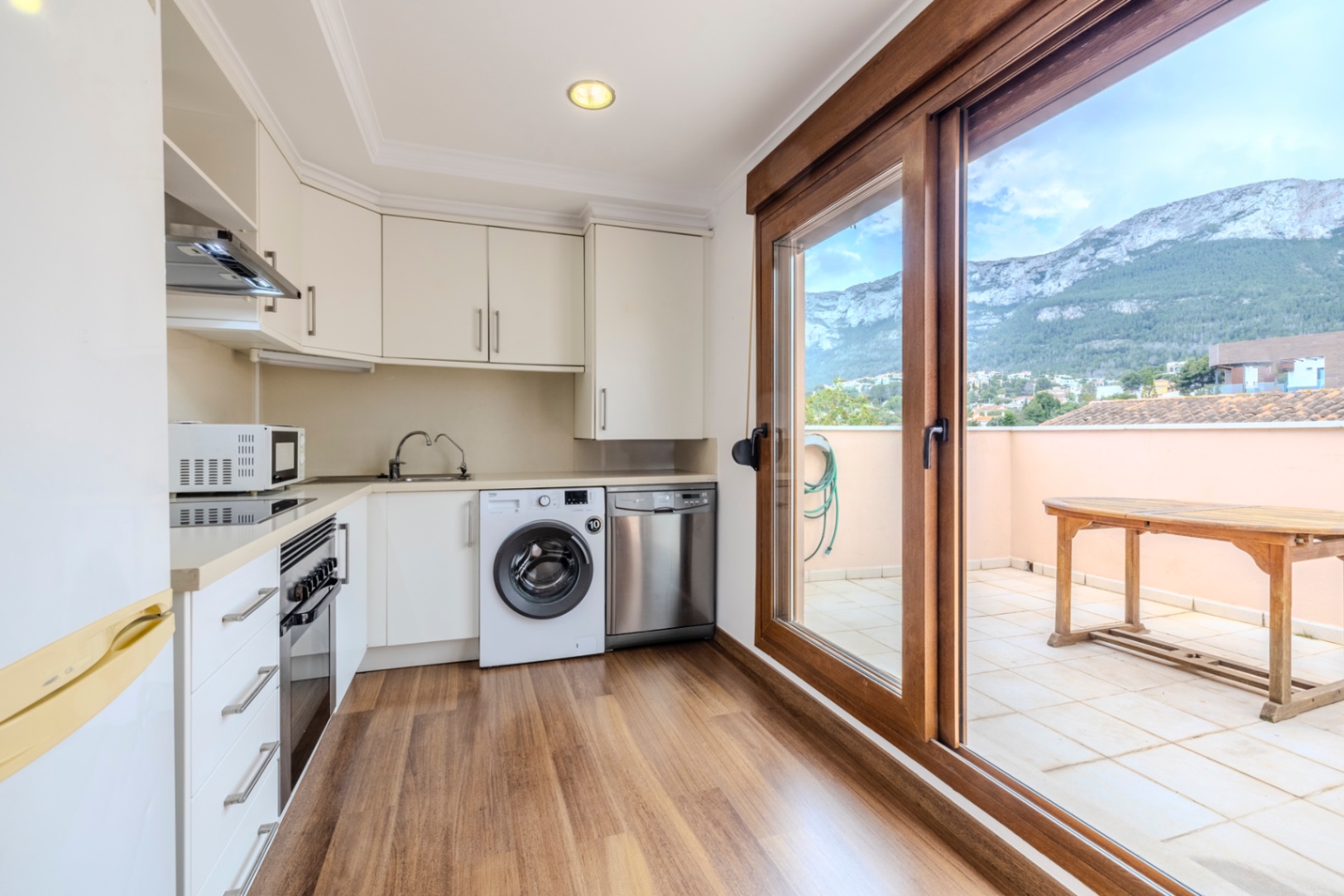 Bonito ático en venta en La Pedrera con vistas panorámicas.