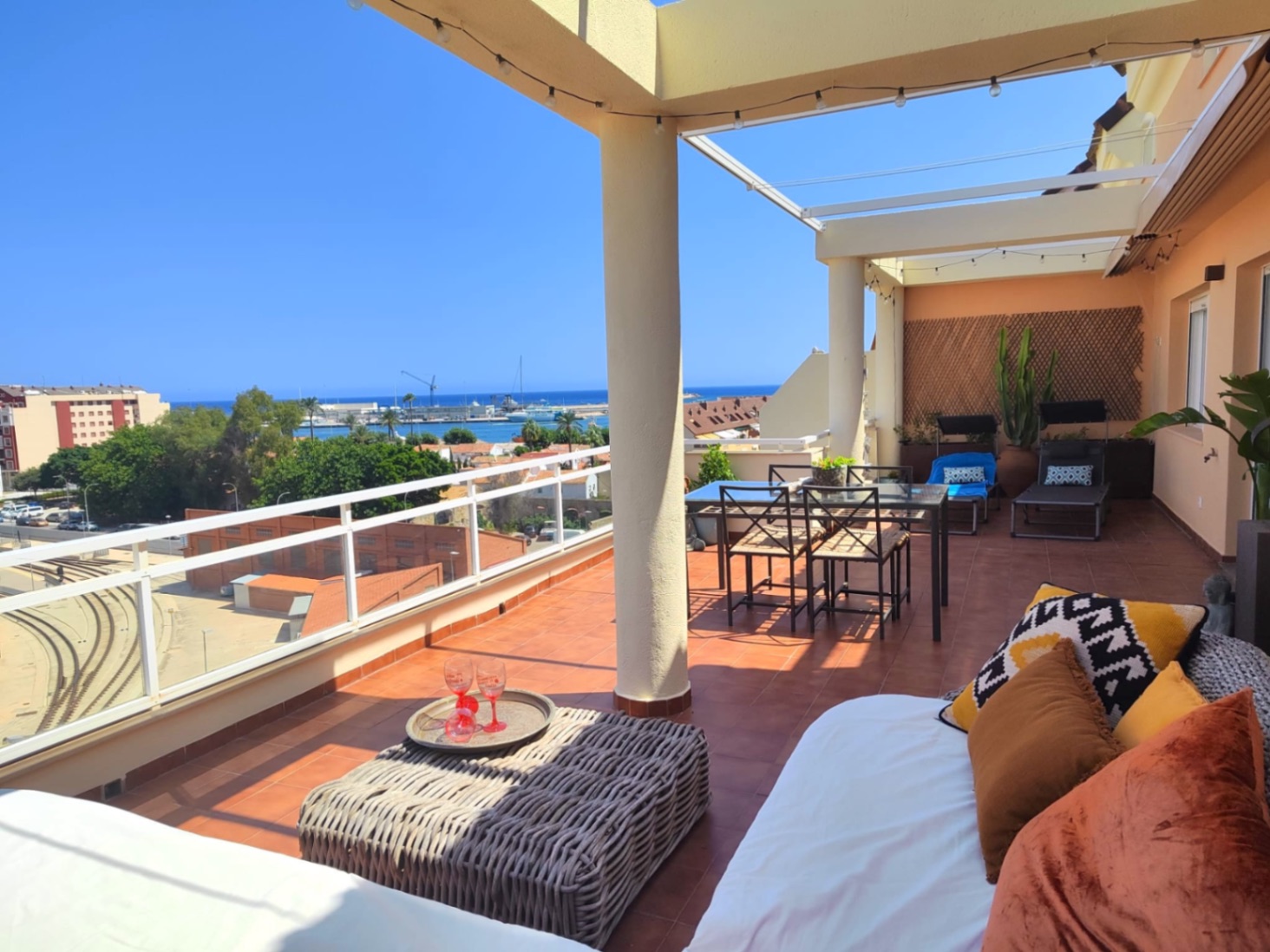 Bonito ático en venta en Denia con vistas al mar.