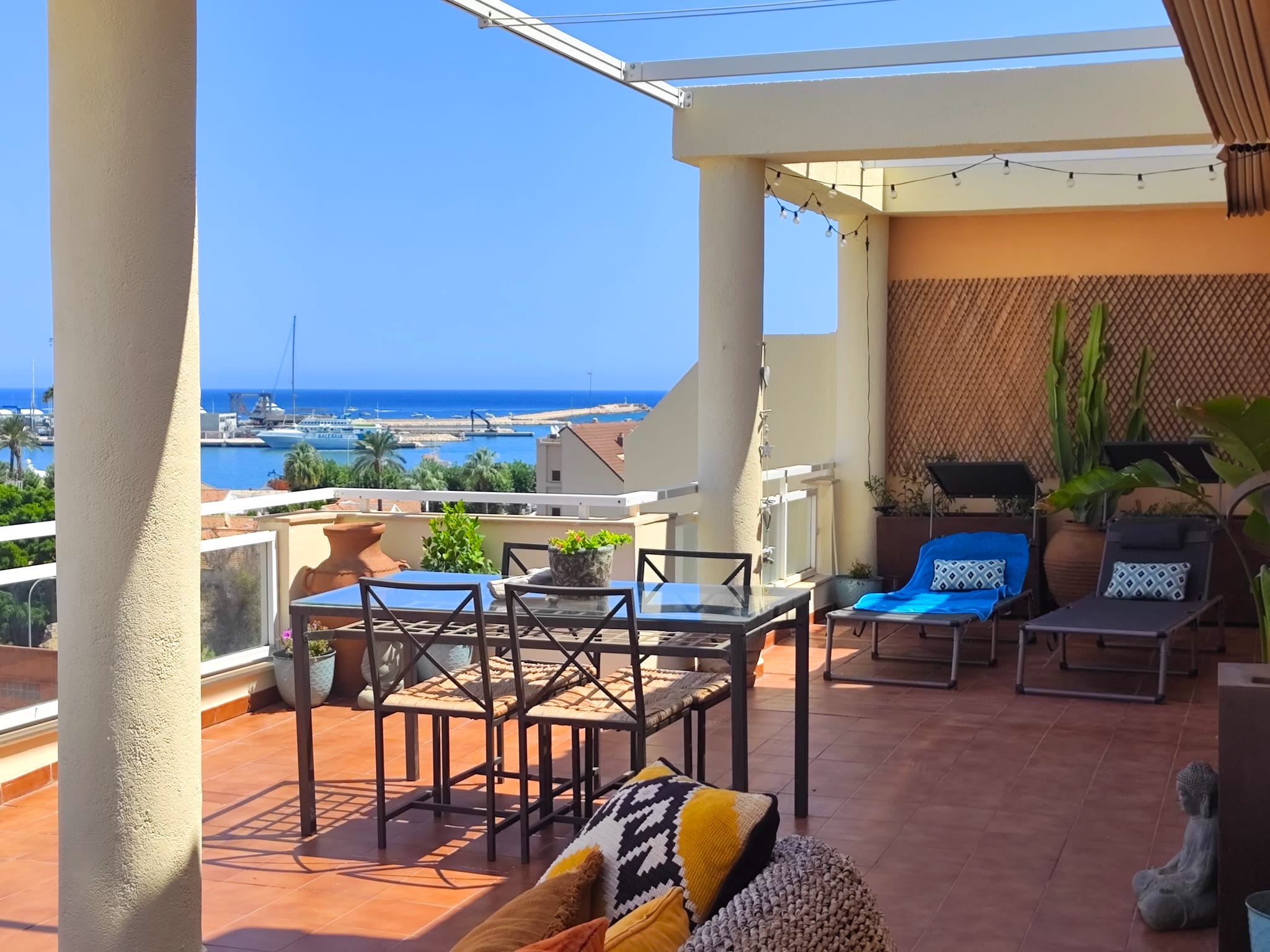 Bonito ático en venta en Denia con vistas al mar.