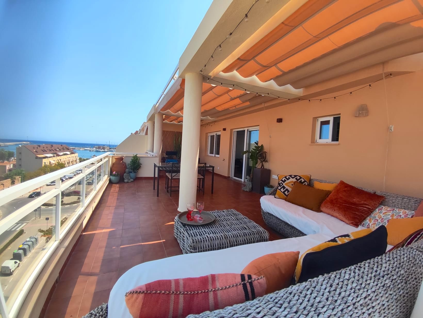 Bonito ático en venta en Denia con vistas al mar.