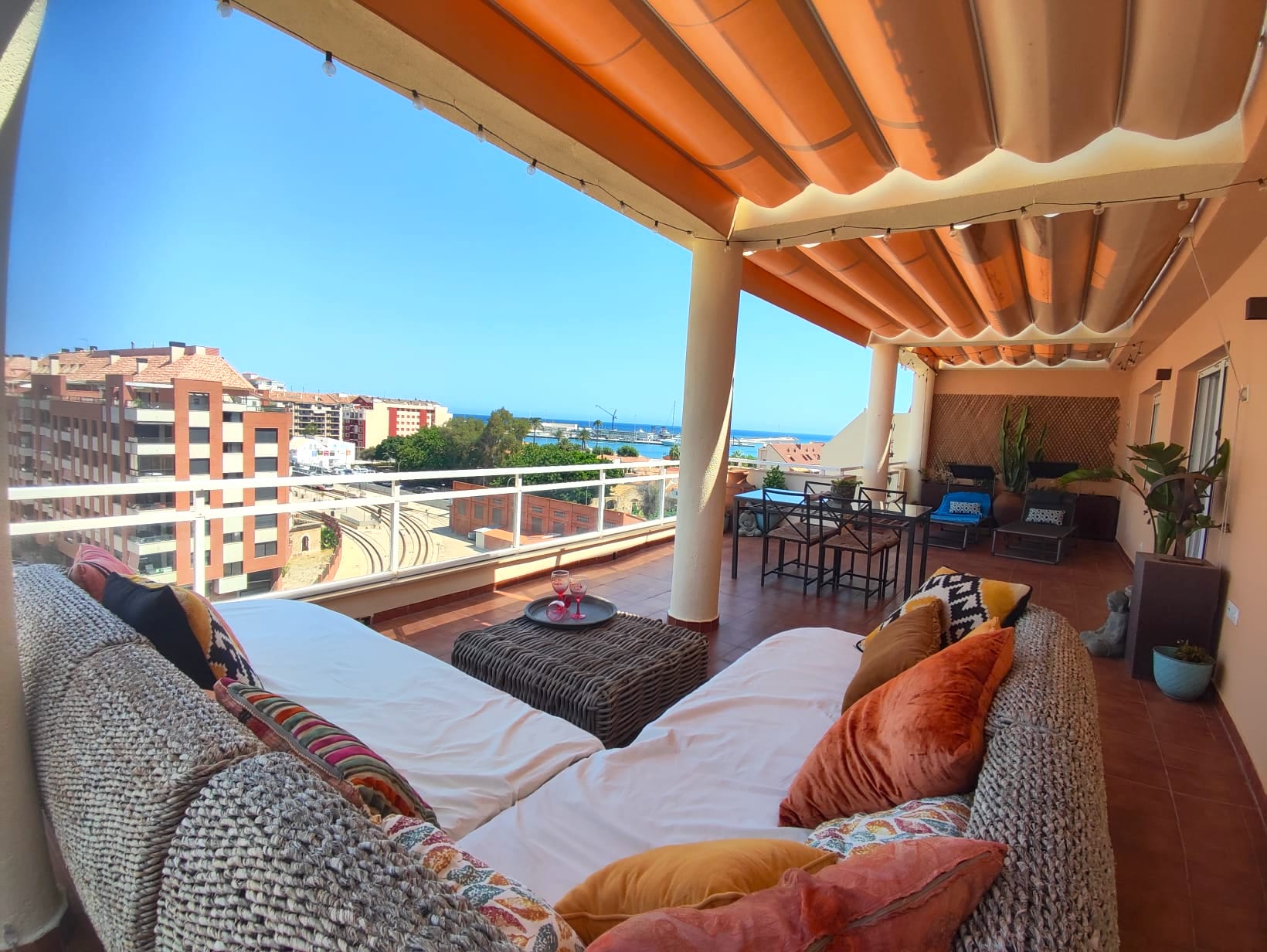 Bonito ático en venta en Denia con vistas al mar.
