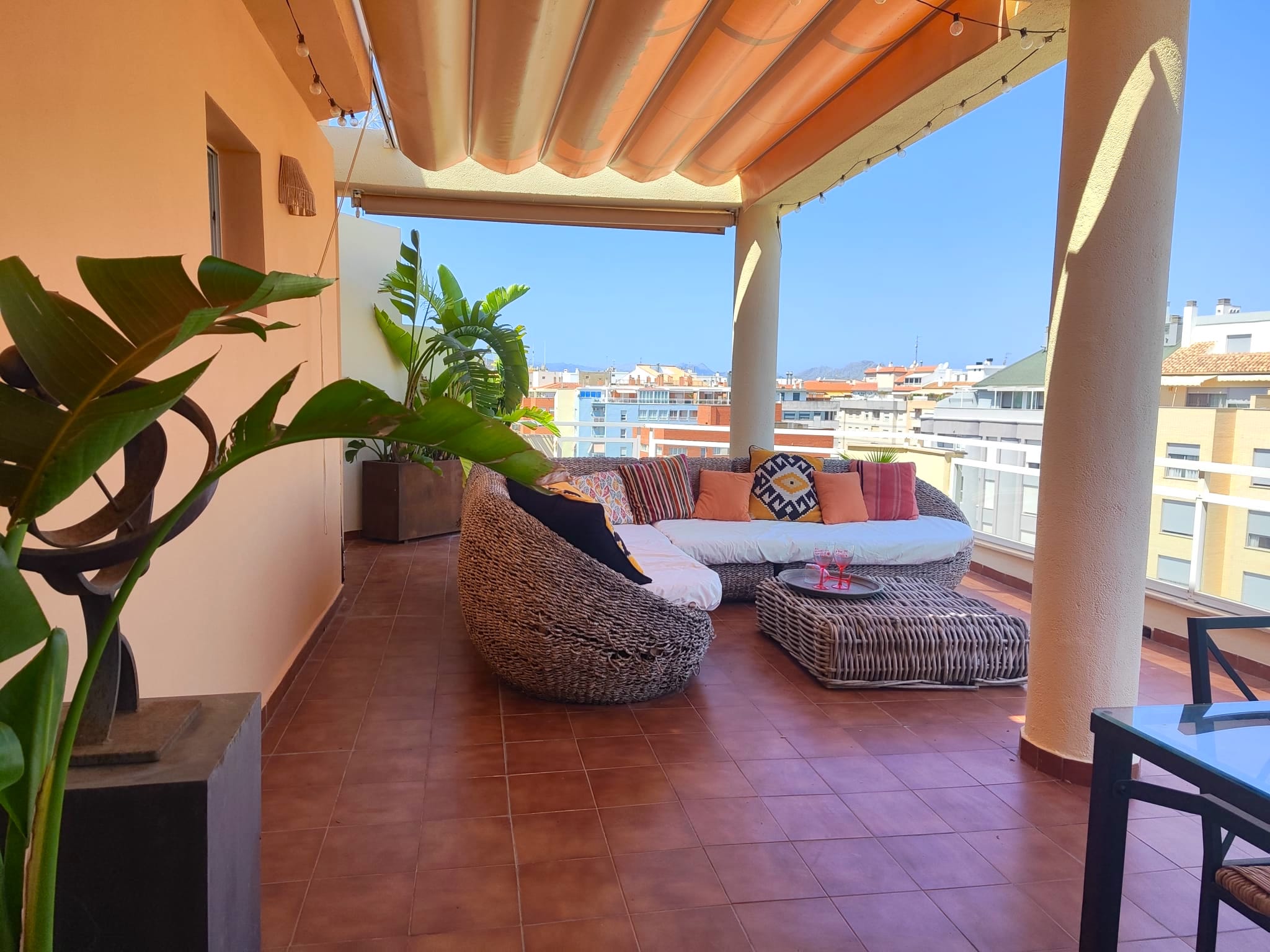 Bonito ático en venta en Denia con vistas al mar.