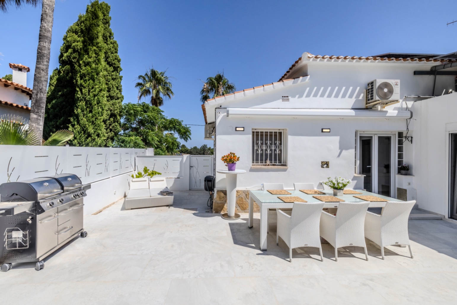 Villa en venta con preciosas vistas al Montgó y al mar.