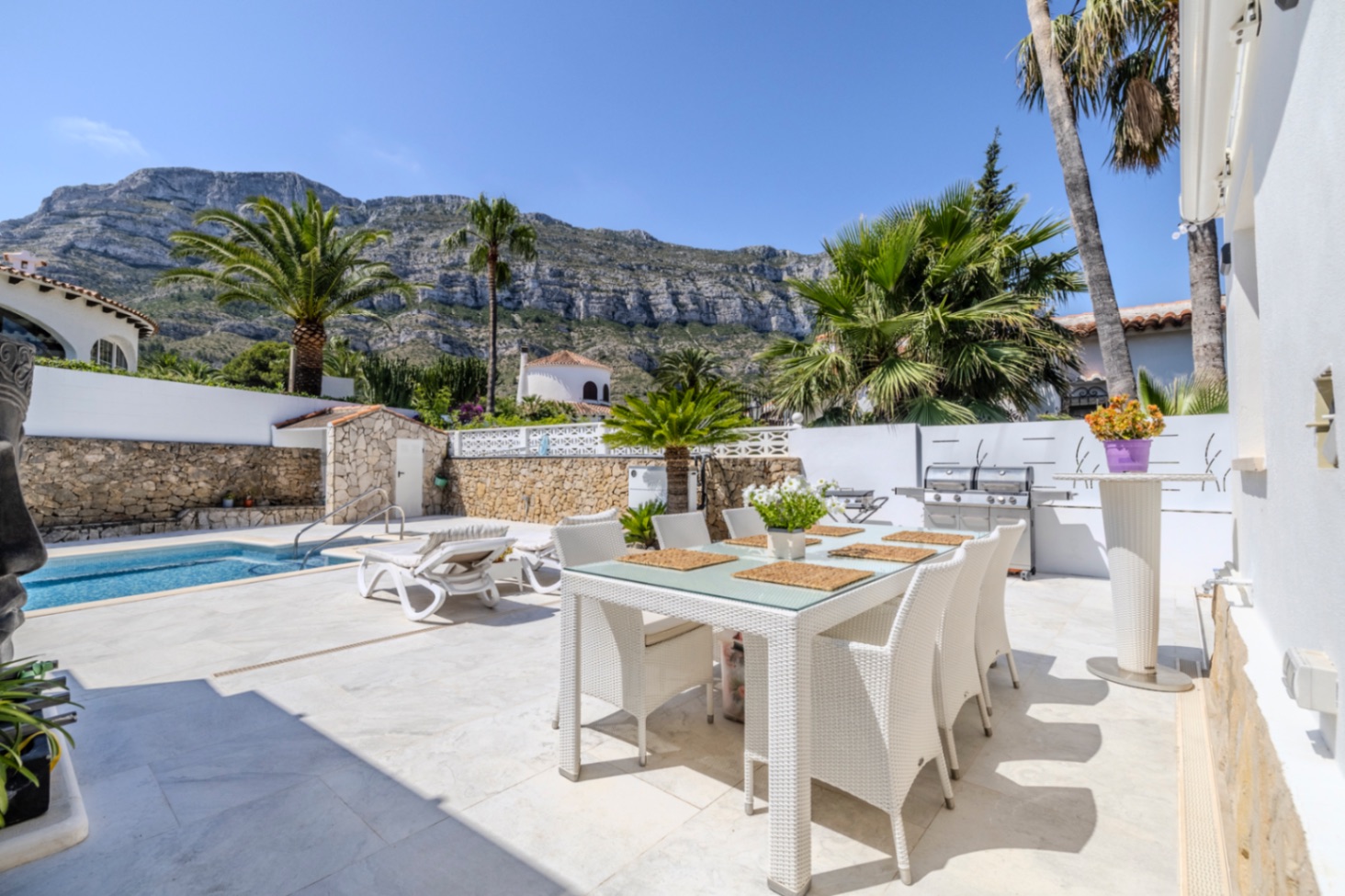 Villa en venta con preciosas vistas al Montgó y al mar.