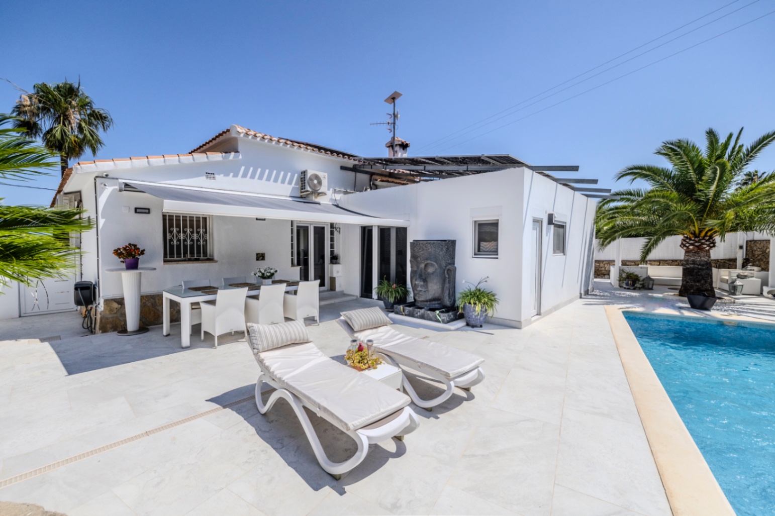 Villa en venta con preciosas vistas al Montgó y al mar.