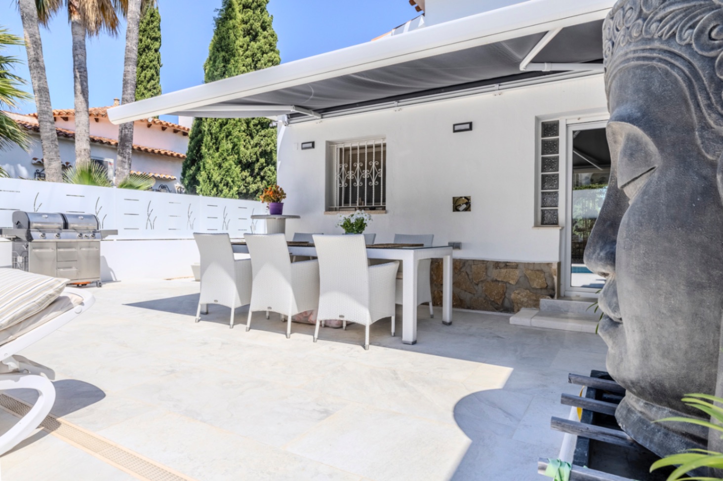 Villa en venta con preciosas vistas al Montgó y al mar.