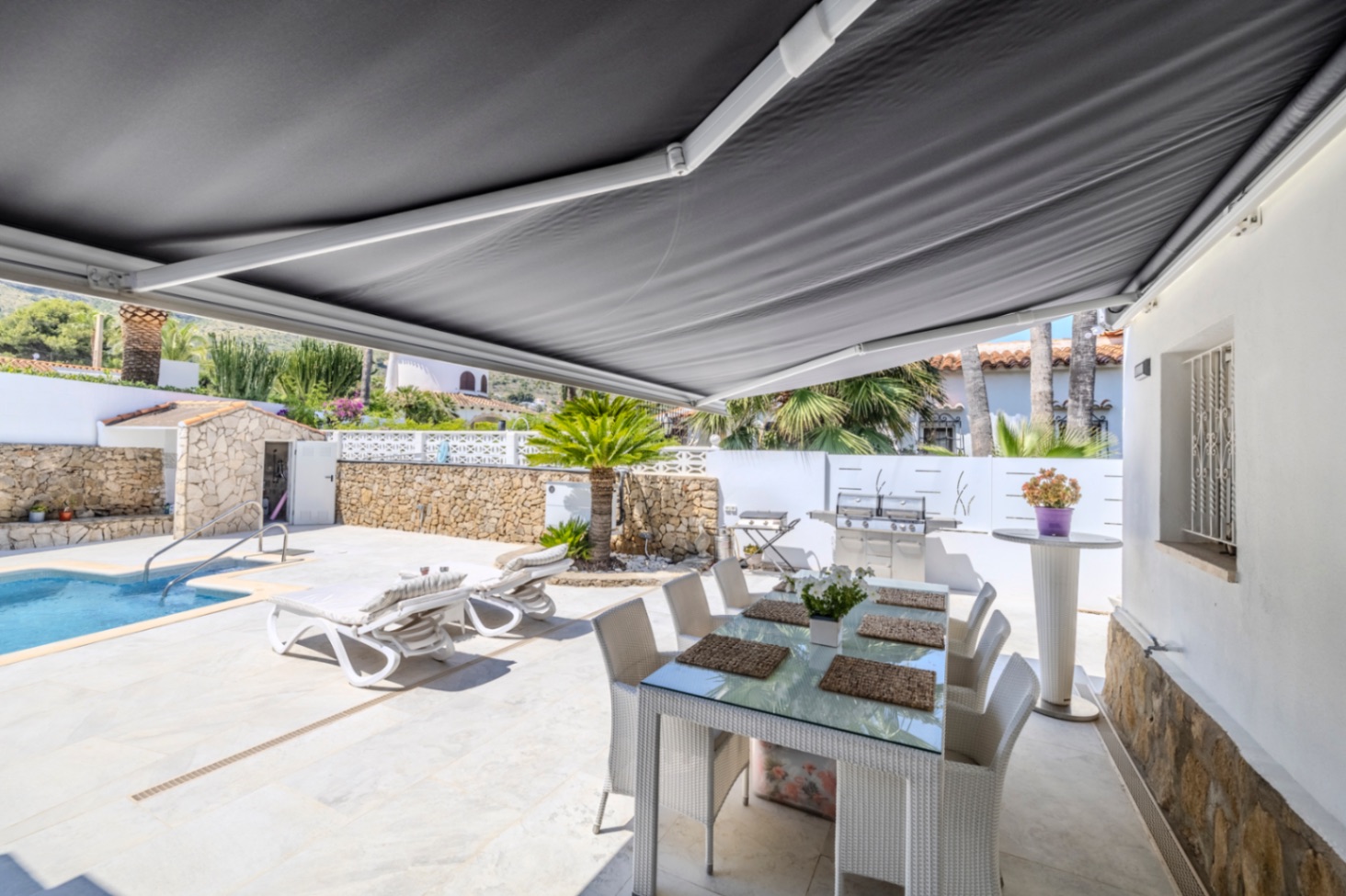 Villa en venta con preciosas vistas al Montgó y al mar.