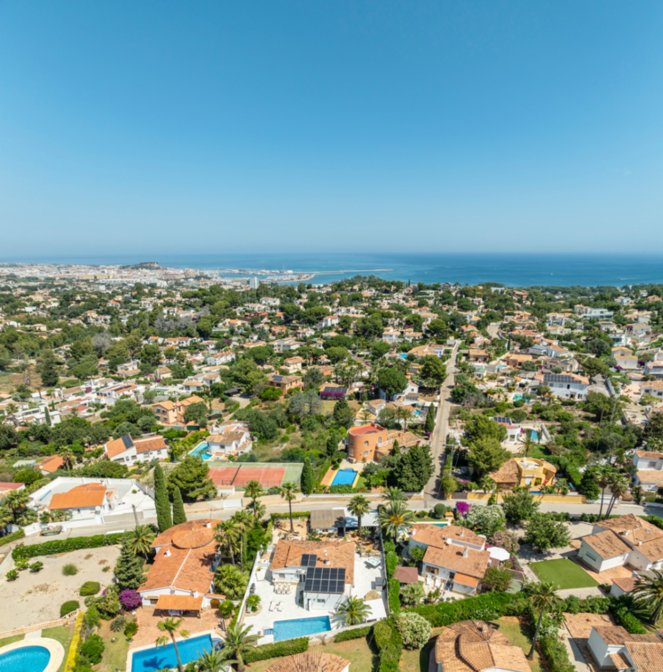 Villa en venta con preciosas vistas al Montgó y al mar.