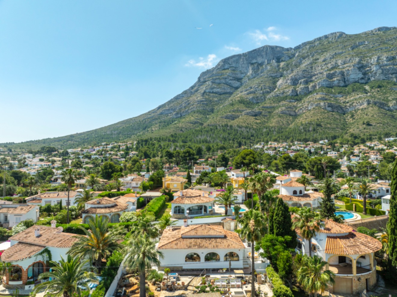 Villa en venta con preciosas vistas al Montgó y al mar.