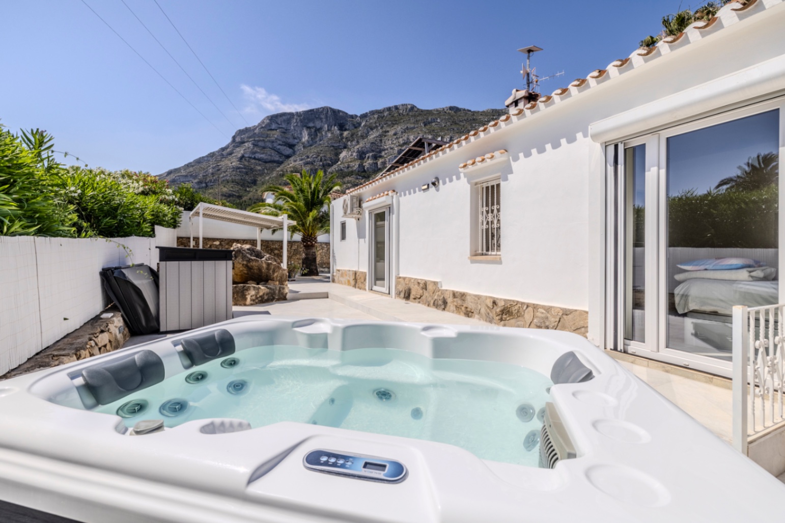 Villa en venta con preciosas vistas al Montgó y al mar.