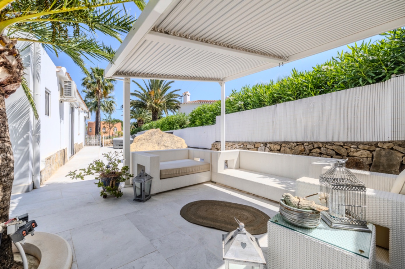 Villa en venta con preciosas vistas al Montgó y al mar.