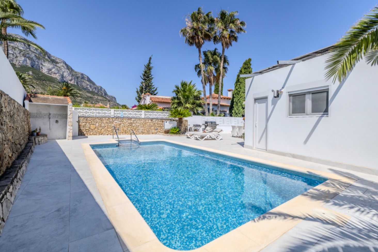 Villa en venta con preciosas vistas al Montgó y al mar.