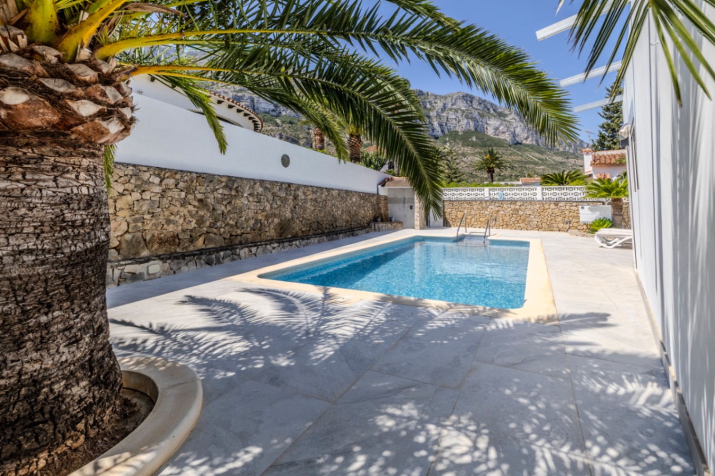 Villa en venta con preciosas vistas al Montgó y al mar.