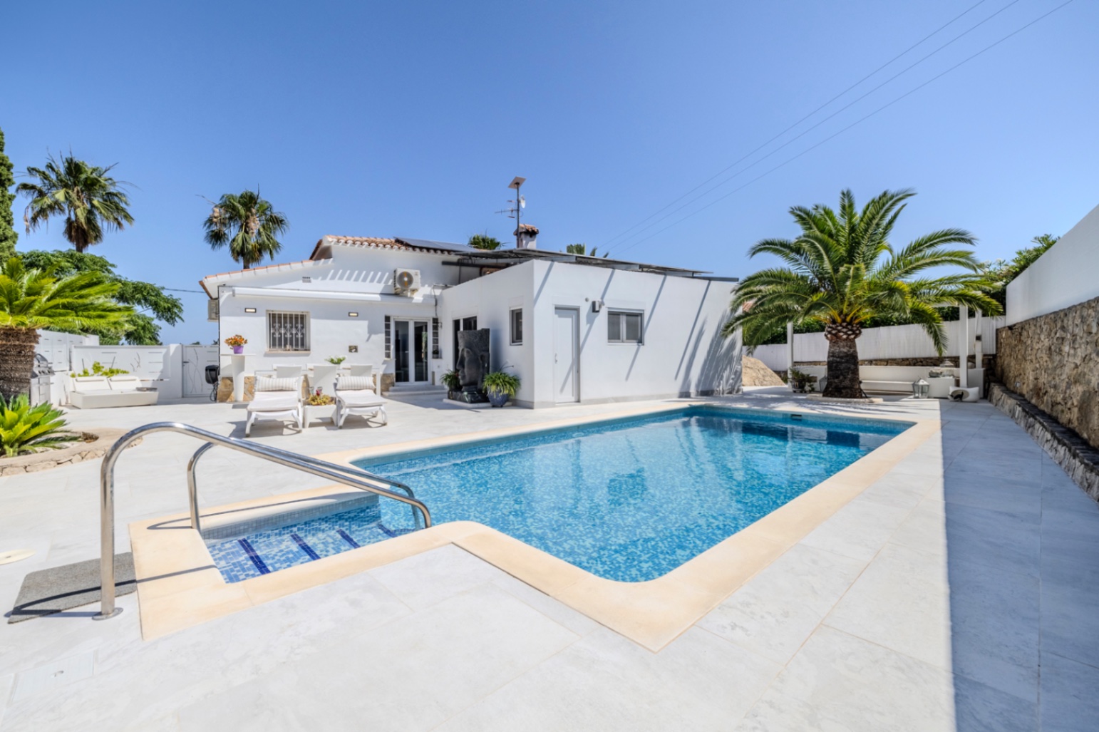 Villa en venta con preciosas vistas al Montgó y al mar.