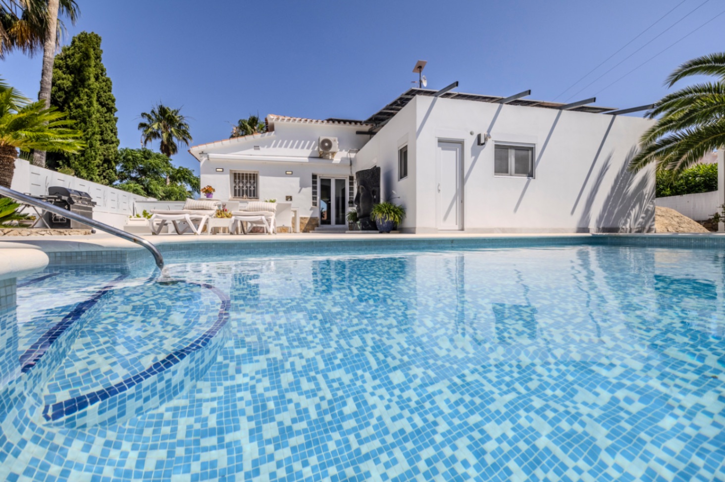 Villa en venta con preciosas vistas al Montgó y al mar.