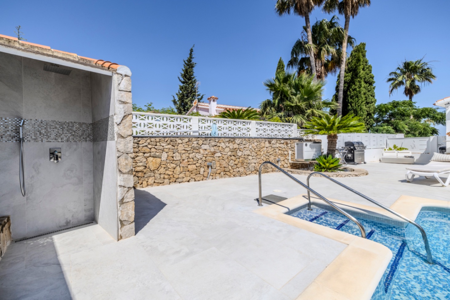 Villa en venta con preciosas vistas al Montgó y al mar.