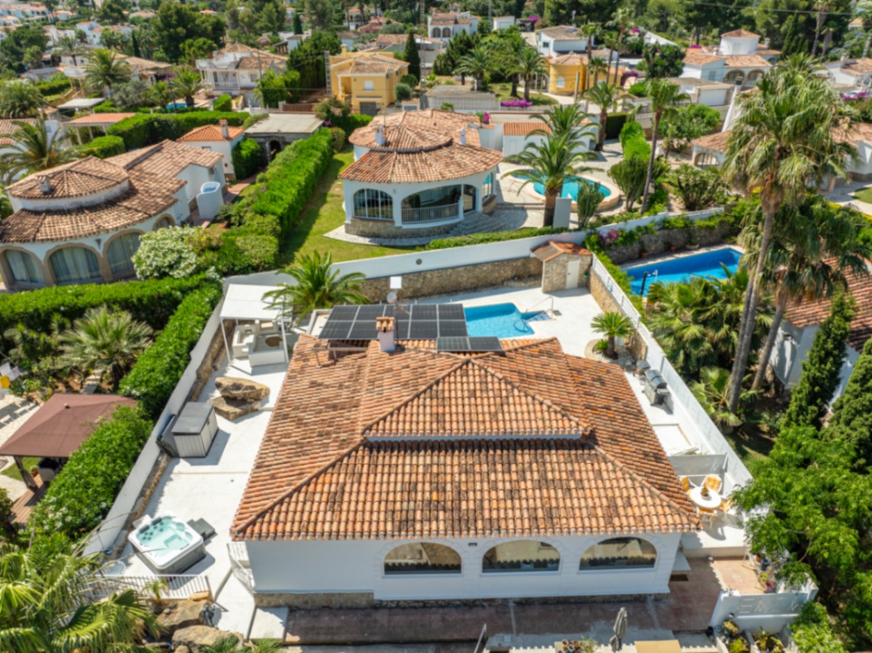 Villa en venta con preciosas vistas al Montgó y al mar.