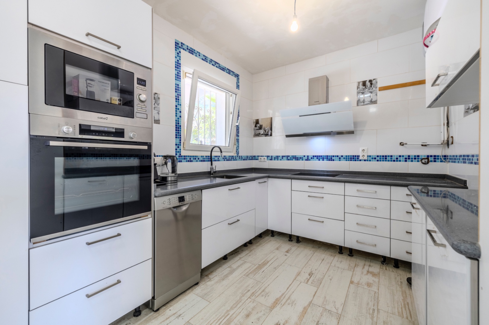 Villa en venta con preciosas vistas al Montgó y al mar.