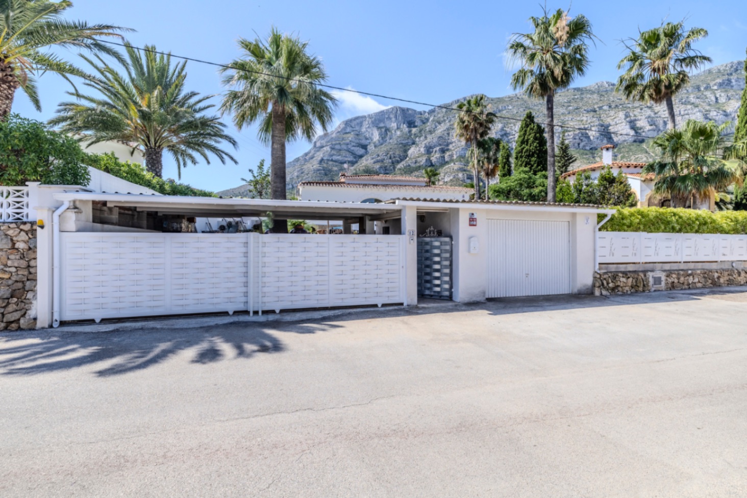Villa en venta con preciosas vistas al Montgó y al mar.