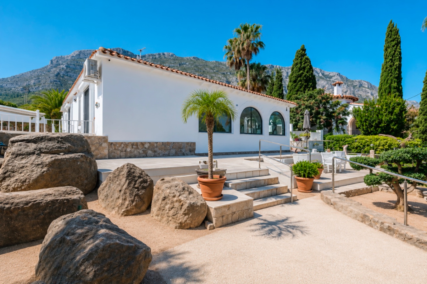 Villa en venta con preciosas vistas al Montgó y al mar.