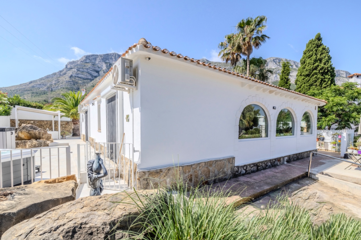 Villa en venta con preciosas vistas al Montgó y al mar.