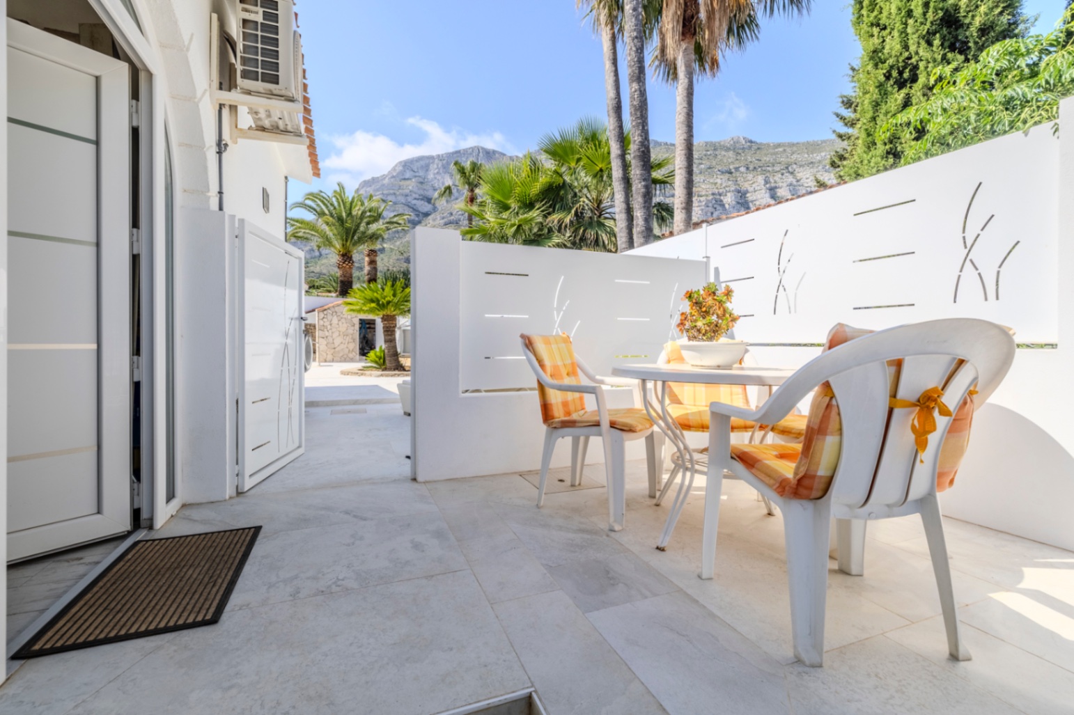 Villa en venta con preciosas vistas al Montgó y al mar.