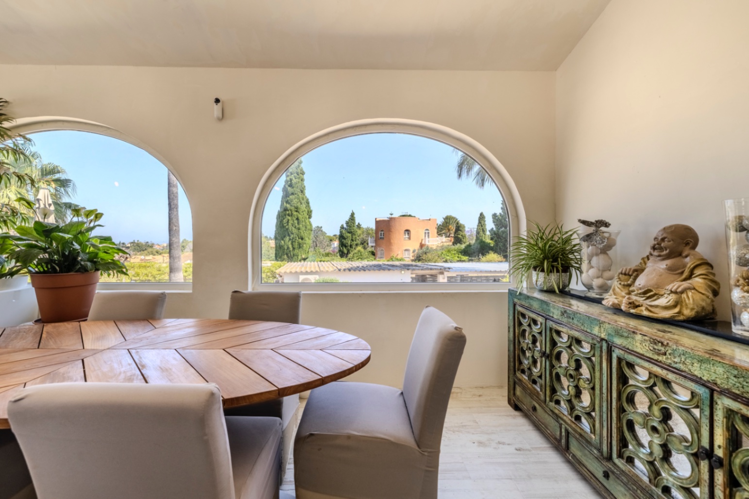Villa en venta con preciosas vistas al Montgó y al mar.