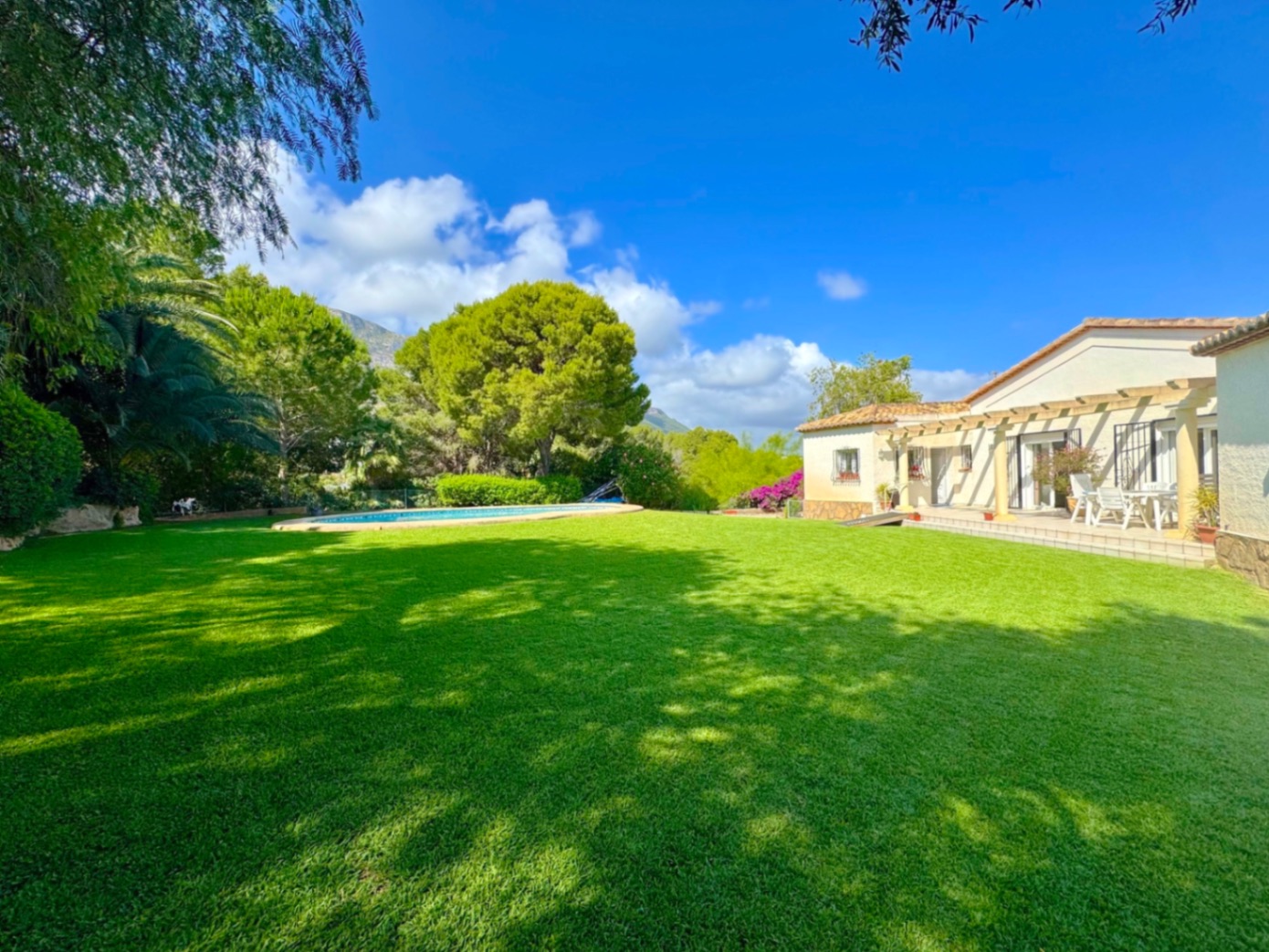 Preciosa villa en venta en Denia con impresionantes vistas al mar 
