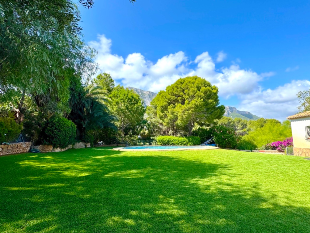 Preciosa villa en venta en Denia con impresionantes vistas al mar 