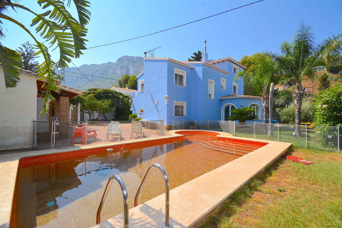 Mooi chalet te koop in een goede woonwijk van Denia.