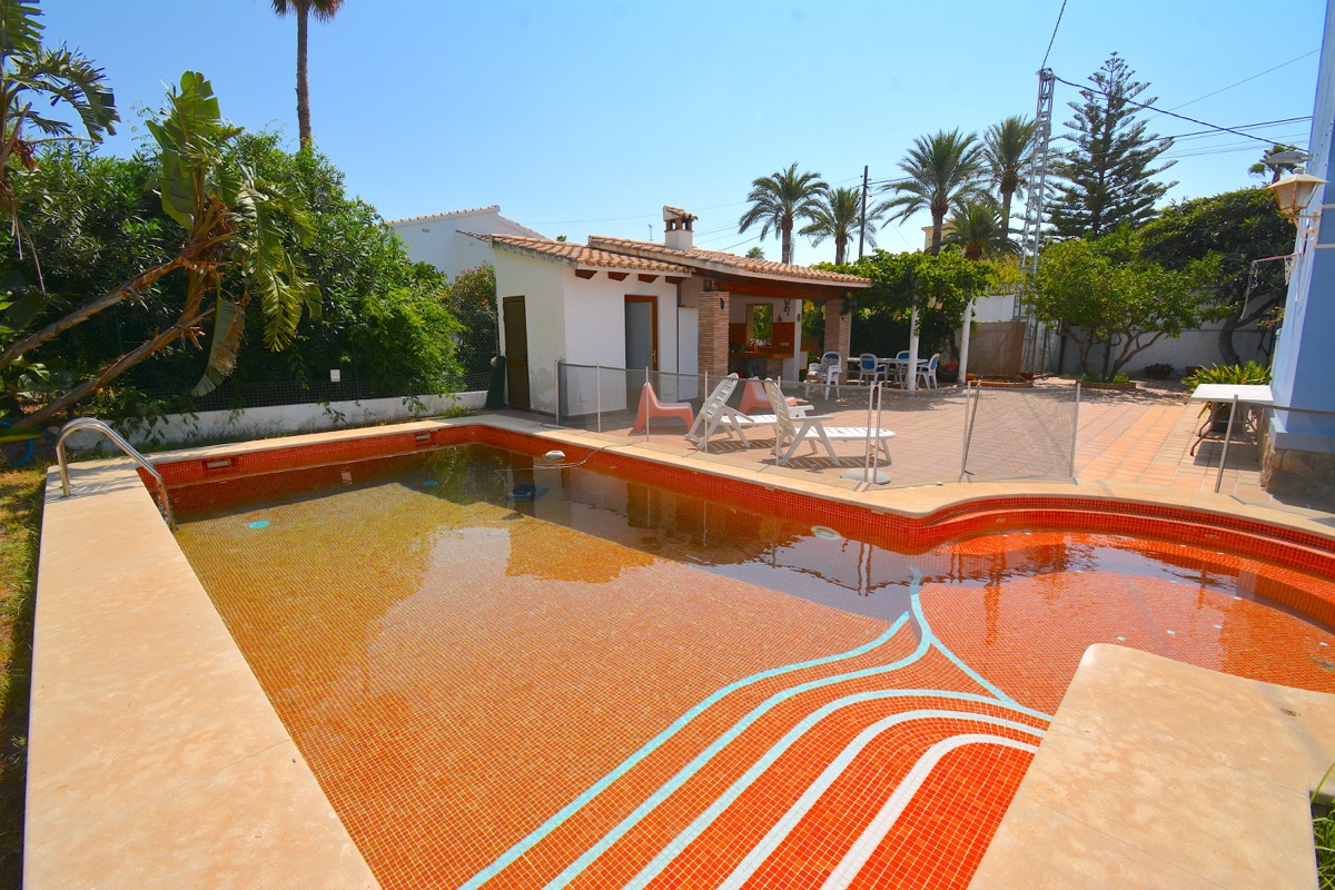 Mooi chalet te koop in een goede woonwijk van Denia.