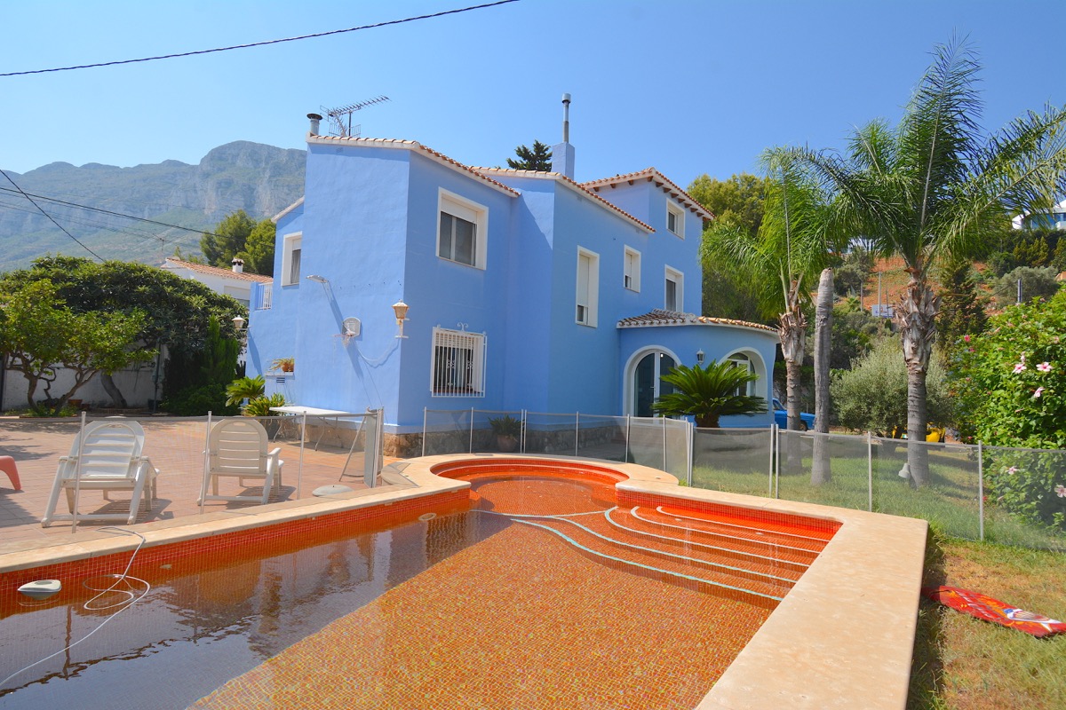 Mooi chalet te koop in een goede woonwijk van Denia.