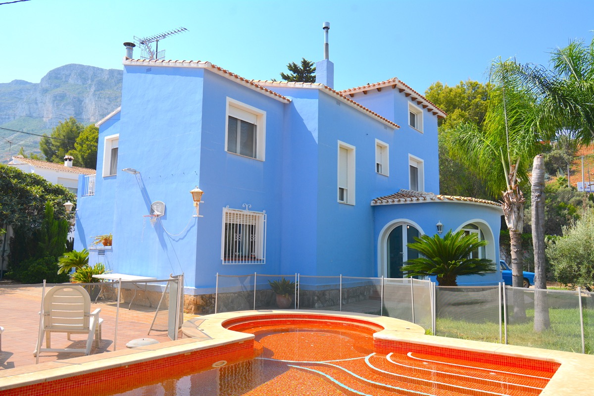 Mooi chalet te koop in een goede woonwijk van Denia.