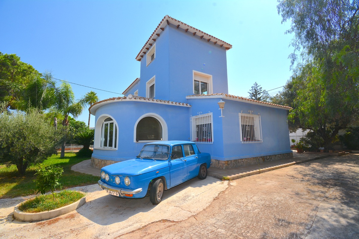 Mooi chalet te koop in een goede woonwijk van Denia.