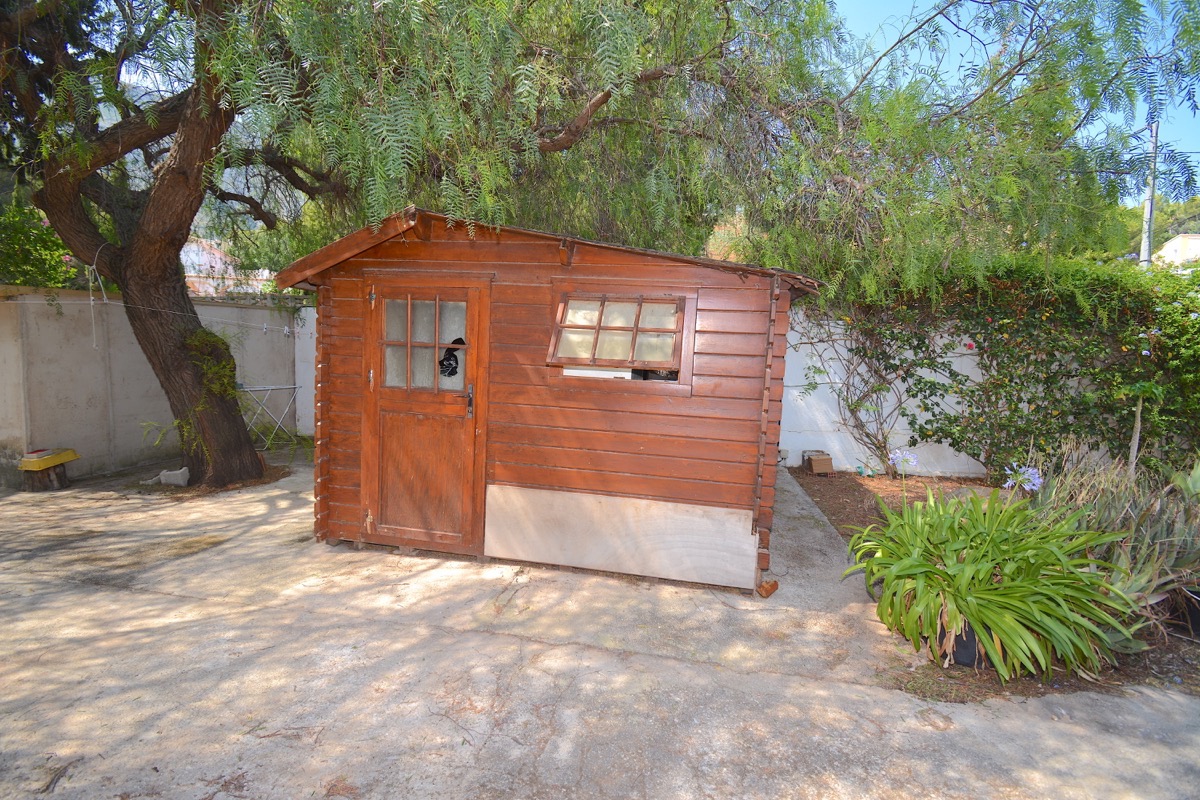Mooi chalet te koop in een goede woonwijk van Denia.