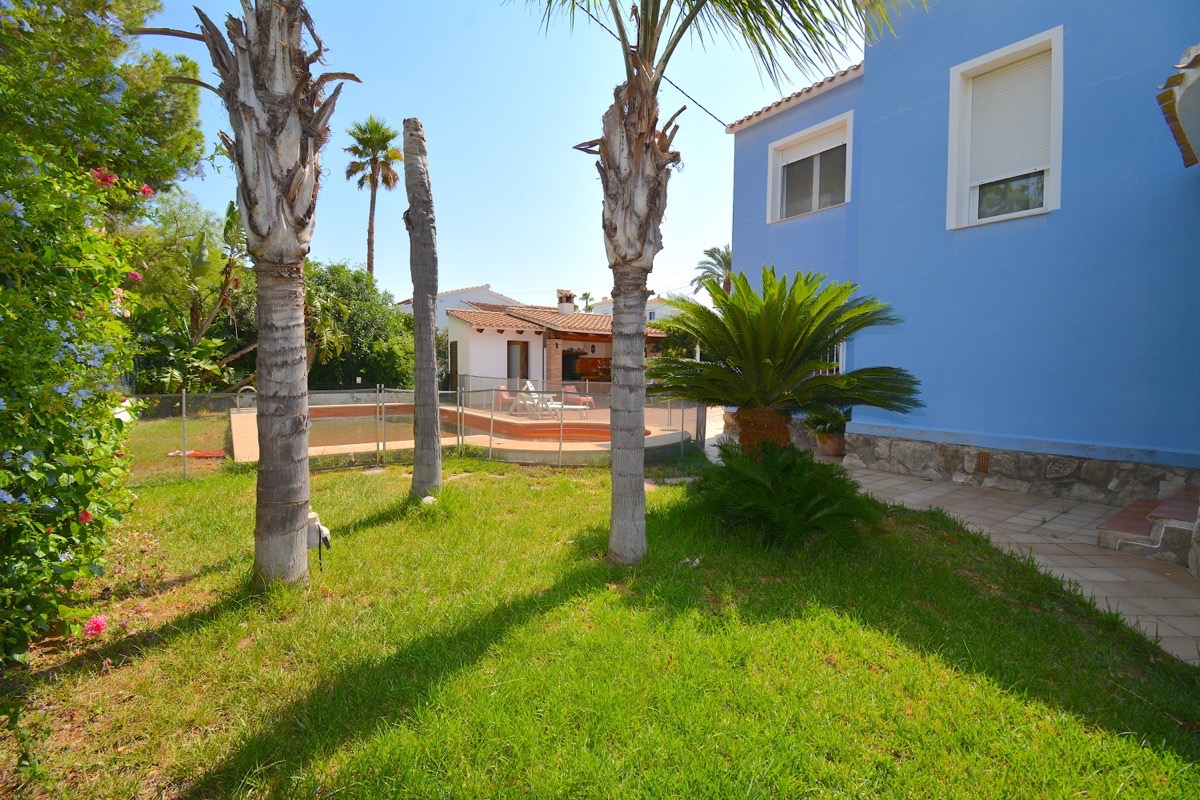 Mooi chalet te koop in een goede woonwijk van Denia.