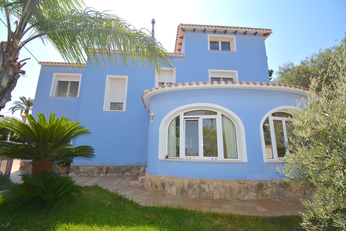 Mooi chalet te koop in een goede woonwijk van Denia.