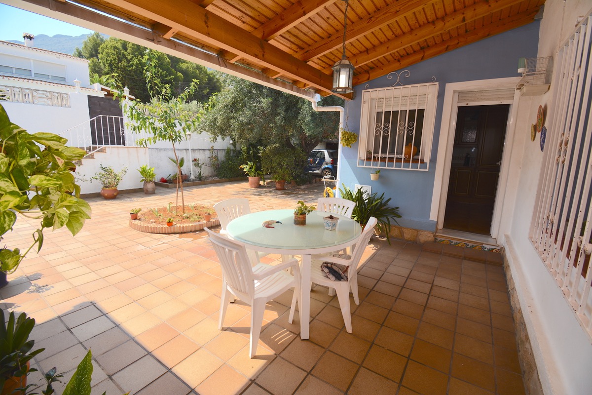 Mooi chalet te koop in een goede woonwijk van Denia.
