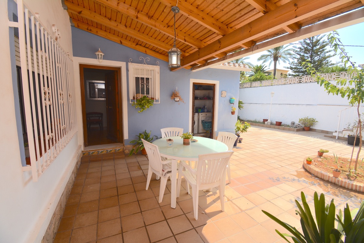 Mooi chalet te koop in een goede woonwijk van Denia.