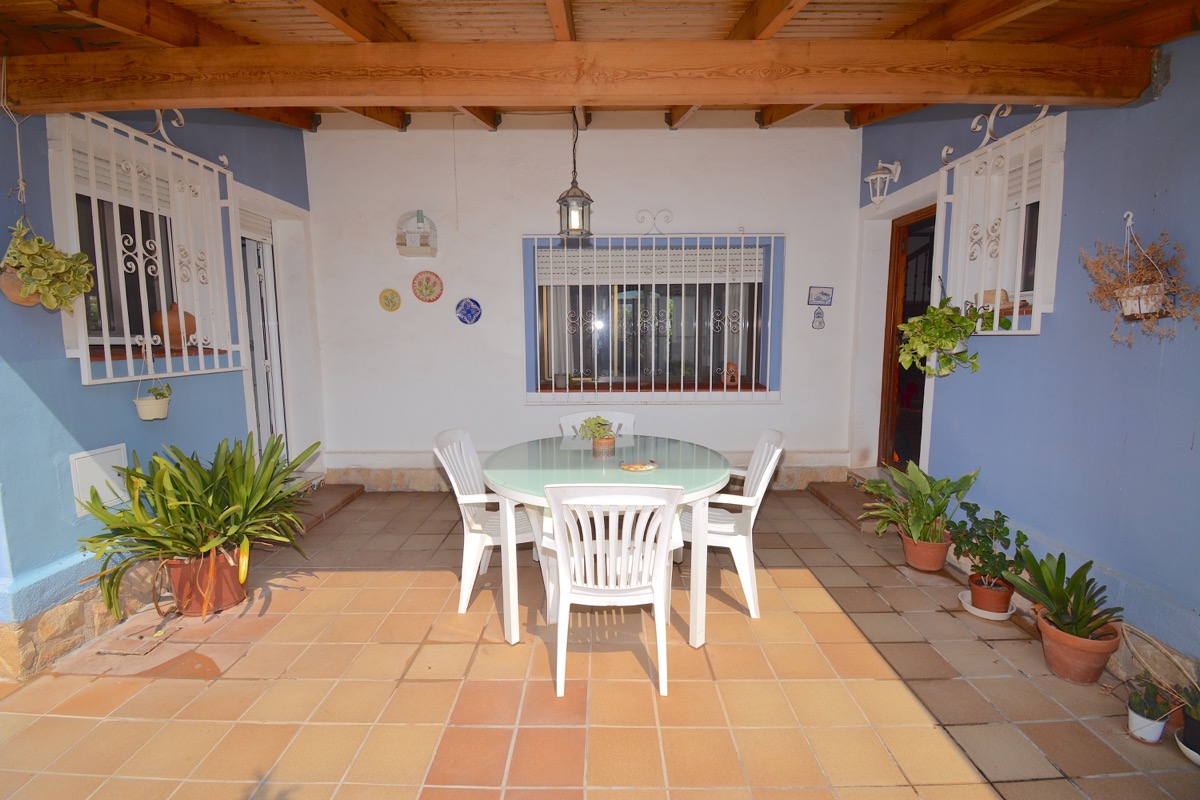 Mooi chalet te koop in een goede woonwijk van Denia.